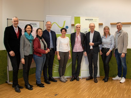 (v.l.) Rektor Dr. Thomas Haase, Dr.in Birgit Karre
Institutsleitung Bildungs- und Veranstaltungsmanagement, DI in
Veronika Hager Leitung Zentrum für Weiterbildung und
Drittmittelprojekte, DI Christian Rosenwirth Leiter der Abteilung
Innovation, Lokale Entwicklung und Zusammenarbeit, BMLUK, Mag.a
Heidi Liebminger Wieserhof , Mag. a (FH) Nicole Prop Projektleitung
Bildungsinitiative Diversifizierung, Ing. Robert Fitzthum
Kammerdirektor Landwirtschaftskammer Wien, Andrea Blochberger
Geschäftsführerin Eis Greissler, LKR Markus Hillebrand Obmann
Netzwerk Kulinarik