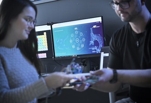 LKR-Forscher:innen im Labor, vor einem Bildschirm