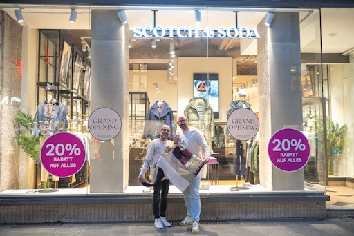 Vorschau Bild von Christian Leitner (Franchise-Partner und Markenverantwortlicher
Scotch & Soda) mit Partner Paul Leitner (Area Visuell Merchandiser
Scotch & Soda)