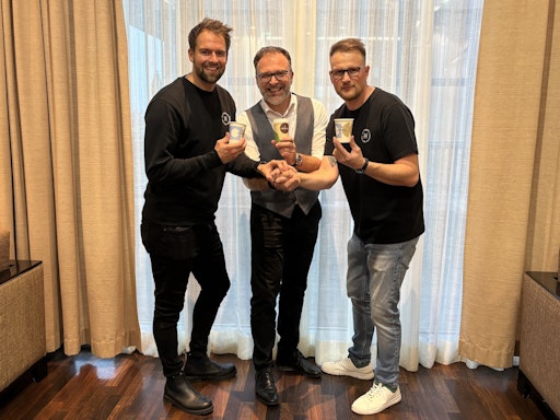 Dominik Prochazka (Mia Coffee), Fritz Kaltenegger (café+co) und
Michal Novák (Mia Coffee) freuen sich über die künftige
Zusammenarbeit