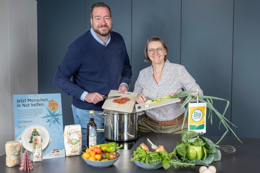 dm drogerie markt und BIO AUSTRIA veranstalten Festessen für den
guten Zweck. Im Bild: Harald Bauer (Vorsitzender der dm
Geschäftsführung) und Barbara Riegler (Obfrau BIO AUSTRIA).