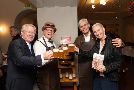 https://www.apa-fotoservice.at/galerie/39623 Im Bild v.l.n.r.:
Willy Lehmann (Herausgeber Genuss Guide und Moderator), Conrad Seidl
(Bierpapst), Andreas Urban (Braumeister Schwechater), Andrea Knura
(Autorin und Herausgeberin Genuss Guide)