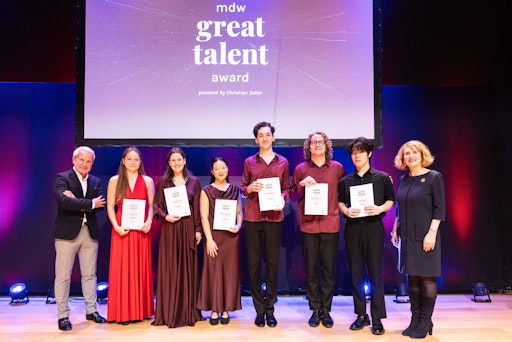 Vorschau Bild von Die Preisträger_innen des mdw great talent award 2025 mit Stifter
Christian Zeller und Rektorin Ulrike Sych