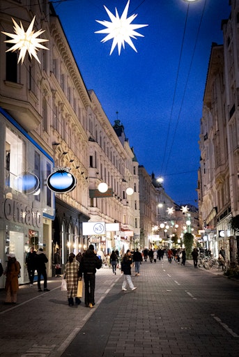Sicht in die Fußgängerzone Neubaugasse an einem Adventsamstag.