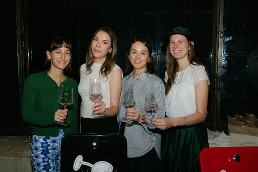 Vorschau Bild von Impressionen des RWR Launch Events - (v. l. n. r.): Wiener
Weinprinzessin Sophie, burgenländische Weinkönigin Maria IV.,
österreichische Weinkönigin Laura I., steirische Weinkönigin
Magdalena I. Impressionen des RWR Launch Events - (v. l. n. r.):
Wiener Weinprinzessin Sophie, burgenländische Weinkönigin Maria IV.,
österreichische Weinkönigin Laura I., steirische Weinkönigin
Magdalena I.