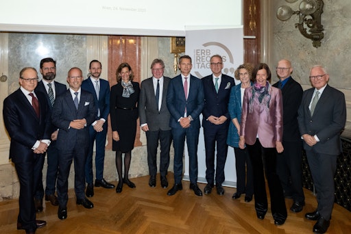 v.l.n.r. Dr. Stephan Verweijen, Univ.-Prof. Dr. Gregor
Christandl, LL.M. (Yale), Dr. Gerold M. Oberhumer, Univ.-Prof. Dr.
Gabriel Kogler, Univ.-Prof.in Dr.in Brigitta Zöchling-Jud, Dr.
Gottfried Musger, Mag. Andreas Tschugguel, Univ.-Prof. Dr. Christian
Rabl, Univ.-Prof.in Dr.in Constanze Fischer-Czermak, Univ.-Prof.in
Dr.in Elisabeth Lovrek, Mag. Christian Auinger, Univ.-Prof. Dr.
Manfred Umlauft