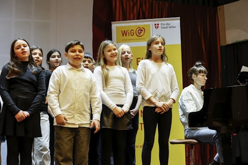 Vorschau Bild von Der Bühnenauftritt des Schulchors der Mittelschule Pyrkergasse
mit Musikschwerpunkt sorgte für Begeisterung bei der
Jugendgesundheitskonferenz in Döbling.