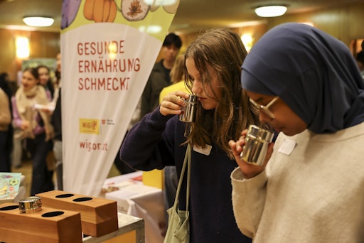 Vorschau Bild von Von Trommeln, Mental Health bis hin zu Ernährungsstationen: Die
bunt gemischten Marktstände kamen bei den teilnehmenden Jugendlichen
gut an.