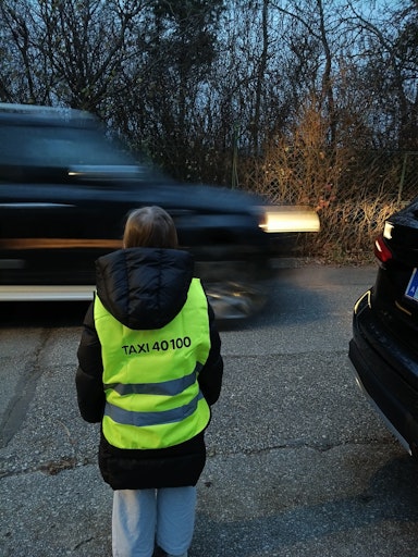 Vorschau Bild von Die reflektierende Warnweste von Taxi 40100 sorgt für mehr
Sicherheit auf den Straßen Wiens.