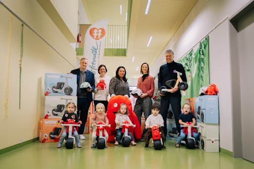 Vorschau Bild von von rechts nach links: Daniel Bohmann (GF Wiener Kinderfreunde),
Marion Pregesbauer (Sponsoring&Kooperationen Wiener Kinderfreunde),
Isabella Langstadlinger (Standortleitung Kindergarten Schartlgasse),
Nicole Lunzer (VP Brand woom), Bernd Hake (CEO woom)