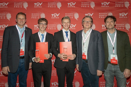  Timon Germin und Timo Perzi, Siegerteam aus Hollabrunn, mit
HTL-Abteilungsvorstand Wilfried Trollmann, HTL-Hollabrunn Direktor
Wolfgang Bodei und Diplomarbeitsbetreuer Michael Wihsböck