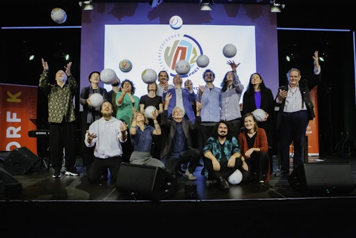  Gruppenfoto der Gewinner*innen, 2. und 3. Platzierten mit
Jazzpreis Trophäe