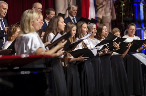  Das Internationale Adventsingen im weihnachtlich geschmückten
Festsaal des Wiener Rathauses