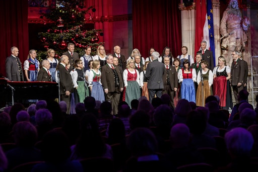 Vorschau Bild von Das Internationale Adventsingen im weihnachtlich geschmückten
Festsaal des Wiener Rathauses