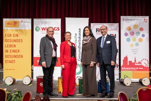 v.l.n.r.: Dennis Beck (Geschäftsführer, Wiener
Gesundheitsförderung – WiG), Dr.in Sabine Maria Kiesel (Mitglied des
Landesstellenausschusses, Österreichische Gesundheitskasse Wien),
HRin Mag.a Ulrike Mangl (Leiterin des Bereichs Pädagogischer Dienst,
Bildungsdirektion Wien) und HS-Prof. Mag. Dr. Norbert Kraker
(Vizerektor der Pädagogischen Hochschule Wien) waren bei der
Eröffnung der 28. WieNGS Jahrestagung im Wiener Rathaus.