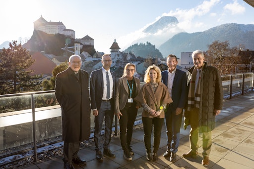 Auf der Dachterrasse der FH Kufstein Tirol: DDr. Herwig Van Staa
(stellvertretender Vorstandsvorsitzender), Prof. (FH) PD Dr. habil.
Mario Döller (FH-Rektor), Prof. (FH) Dr. Claudia Van der Vorst
(FH-Vizerektorin), Bundesministerin Eva-Maria Holzleitner, BSc,
Prof. (FH) Dr. Thomas Madritsch (Geschäftsführer) und Dr. Herbert
Marschitz (Vorstandsvorsitzender der Fachhochschule Kufstein
Tirol-Privatstiftung) v.l.n.r., mit Blick auf die Kufsteiner
Festung.