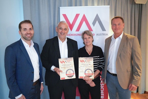  HDI CEO Thomas Lackner übernimmt bei der Verleihung des
Versicherungsaward Austria 2025 zwei Preise für die HDI
Kfz-Versicherung.