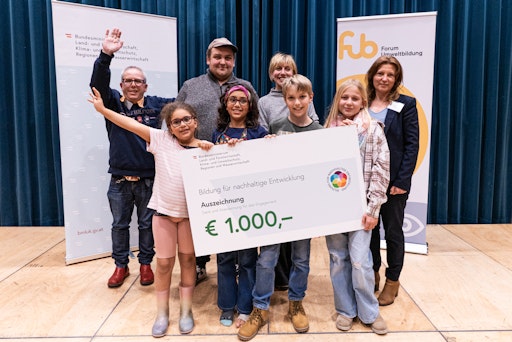 Herzlichen Glückwunsch! Die Gewinner:innen der BNE-Auszeichnung
2025 mit Eva Dvorak (BMLUK).