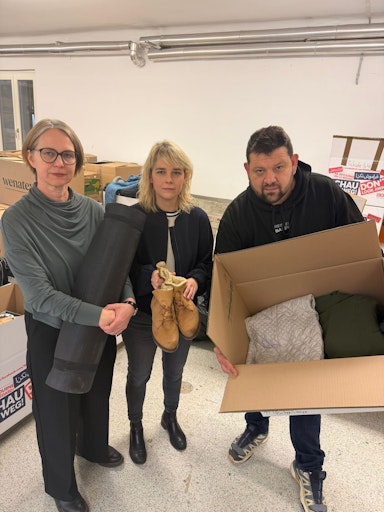 Vorschau Bild von Die Bezirksvorsteherinnen Michaela Schüchner (Penzing) und Steffi
Lamp (Ottakring) beteiligen sich an der Aktion und haben gestern
Petar Rosandić im Lager der SOS Balkanroute besucht.