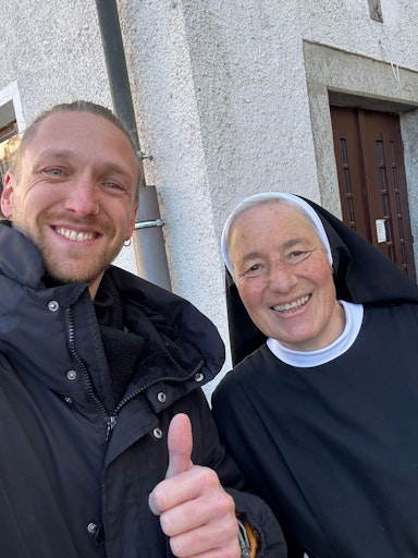 Vorschau Bild von Ordensschwester Notburga aus Hall in Tirol sammelte im Kloster
mit ihren Mitschwestern und der Bevölkerung 40 Kisten Hilfsgüter