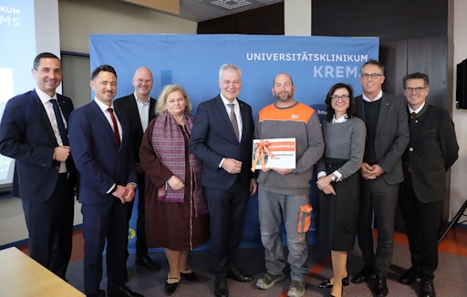 v.l.n.r. Mag. Dr. Bernhard Kadlec, Vorstand NÖ LGA; Ing. Roman
Semler, kaufmännischer Direktor UK Krems; Dipl. Ing. Franz Laback,
MBA, Geschäftsführer Gesundheit Region Mitte GmbH; Mag. jur. Dr.
med. Elisabeth Bräutigam, MBA, Vorständin NÖ LGA; Landesrat Anton
Kasser; Rene Quehenberger, Polier; Prim. Clin Assoc. Prof. Priv.
Doz. Dr. Petra Georg, MBA, Leiterin der Klinischen Abteilung für
Strahlentherapie-Radioonkologie; Dipl. Ing. Michael Bauer,
Geschäftsfeldleiter Hochbau bei Leyrer & Graf Baugesellschaft m.b.H;
Dipl Ing. Josef Streimelweger, Projektleiter BD6