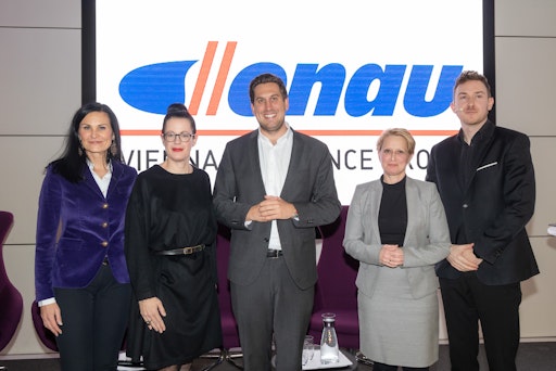 Kleine und mittlere Unternehmen bilden das Rückgrat der
österreichischen Wirtschaft. Doch gerade diese tragenden Säulen
stehen aktuell unter immensem Druck. Aufbauend auf der KMU-Studie
der DONAU diskutierte DONAU-Vorstandsvorsitzende Judit Havasi
gemeinsam mit Staatssekretär Alexander Pröll, Trend- und
Zukunftsforscher Tristan Horx sowie Gerda Holzinger-Burgstaller,
Vorstandsvorsitzende der Erste Bank Oesterreich, wie Transformation
gelingen und Unternehmen erfolgreich in die Zukunft geführt werden
können.