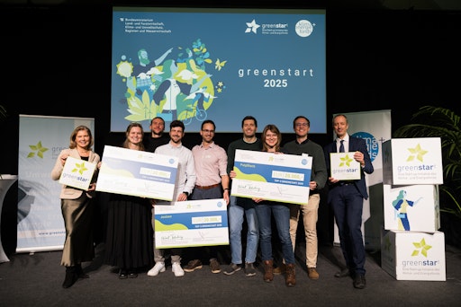 Sonja Buttenhauser (stv. Geschäftsführerin Klima und
Energiefonds, ganz links) und Jürgen Schneider (Sektionschef im
BMLUK, ganz rechts) mit den TOP 3 greenstart Start-up Gewinnerteams
2025: Minimist, Joulzen und PulpStack