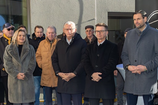 Vorschau Bild von Bei sonnigem Wetter und mit zahlreichen Gästen wurde die neue
Raiffeisenfiliale eröffnet.