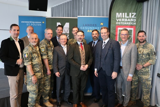 LGA-Vorstand Bernhard Kadlec, Oberst a.D. Heinrich Angelides (OG
NÖ), Oberstleutnant Martin Zeiml (stv. Kdt. JgB NÖ „Kopal“),
Majorarzt Serge Weinmann (UK St. Pölten), Alexander Höfner (LGA),
Oberstarzt Gernot Baumgartner (lt Arzt Stellungskommission MilKdo
NÖ), Wachtmeister Josef Steger (LGA), NR Fritz Ofenauer (Leiter
Parlamentarische Bundesheerkommission), Oberwachtmeister Fritz
Schipper (Vizepräsident Milizverband Ö), Oberst Armin Richter
(Präsident Milizverband Ö), Christian Müllner (Kfm. Direktor UK St.
Pölten), Major Johannes Gurschka (Aufklärungs- und
Artilleriebataillon 3, Mistelbach)