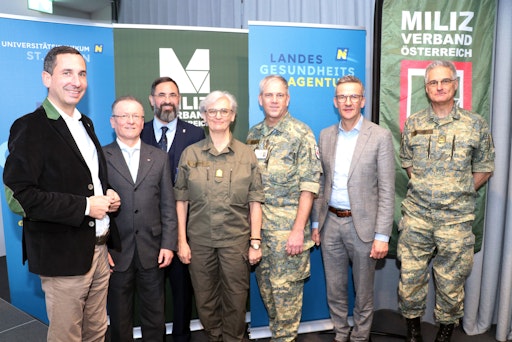 Vorschau Bild von Bild 2 (v.l.n.r.): LGA-Vorstand Bernhard Kadlec, Oberstarzt
Gernot Baumgartner (leitender Arzt Stellungskommission MilKdo NÖ),
Oberwachtmeister Fritz Schipper (Vizepräsident Milizverband
Österreich), Generalmajor Sylvia Sperandio (Leiterin Direktion 8,
BMLV), Majorarzt Serge Weinmann (UK St. Pölten), Christian Müllner
(Kaufmännischer Direktor UK St. Pölten), Oberstleutnant Franz
Öllerer (Kdt. JgB NÖ „Kopal“)