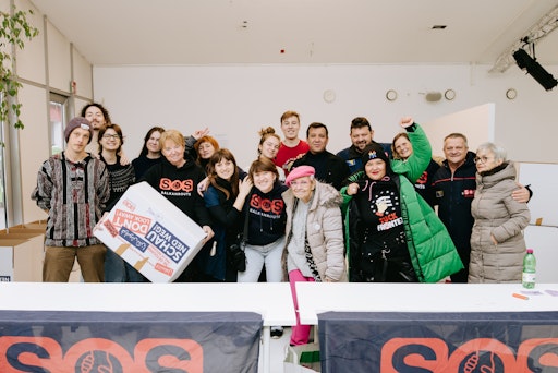 Die SOS Balkanroute feierte in der Brunnenpassage einen großen
Erfolg: Mit 450 gesammelten Hilfsgütern wurde ein neuer Wien-Rekord
erreicht.