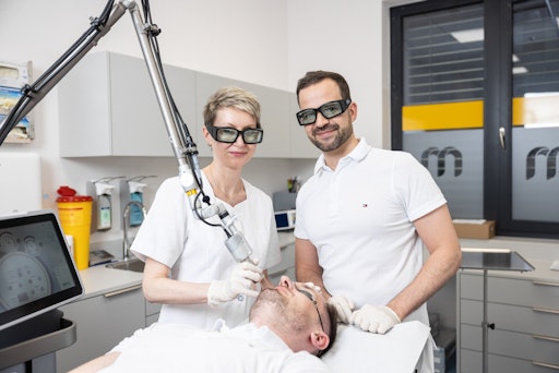  Dr. Iryna Maggoschitz und Dr. Johannes Bisschoff im
dermatologischen Zentrum „Medizin am Hauptbahnhof“ in Wien.