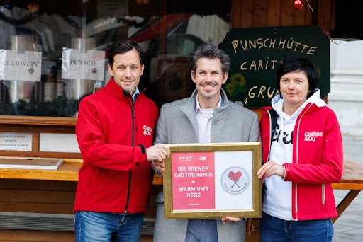  Startschuss für die Aktion "Warm ums Herz" : Caritas-Direktor
Klaus Schwertner, Gastro-Obmann Thomas Peschta und Gruft Leiterin
Elisabeth Pichler (v.l.).