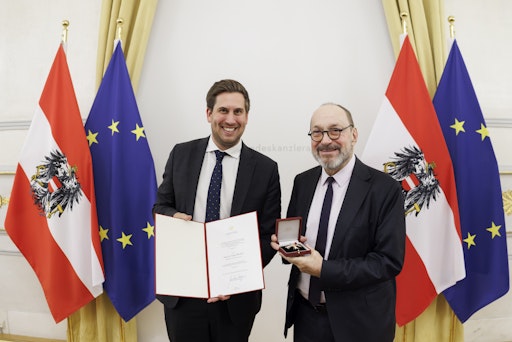  Staatssekretär Alexander Pröll bei der Verleihung des
Ehrenkreuzes für Wissenschaft und Kunst I. Klasse an Rechtsanwalt
Dr. Stefan Wurst