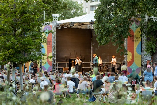  Cordoba78 tritt auf der Kultursommer-Bühne im Stadtpark
Atzgersdorf auf, begleitet von einer Gebärdensprachperformance von
Günter Roiss.