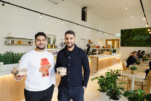 Die Kenny´s Geschäftsführer Ahmed Elshal und Ahmed Hasan
(v.l.n.r.) bieten u.a. Bowls in zahlreichen Variationen.