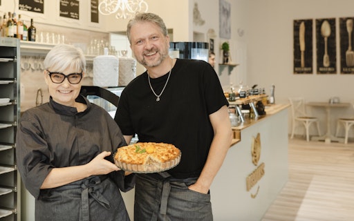Vorschau Bild von Eva und Sandor Kiss in ihrem familiengeführten Café und Bistro
mit ausschließlich veganem Angebot.