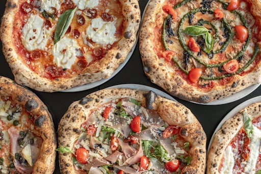 Vorschau Bild von Frische neapolitanische Pizza gibt es bei Andre Novak und Team im
Quartier Am Seebogen.