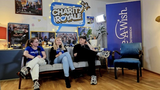 Vorschau Bild von Gemeinsam mit der Streaming-Community und Make-A-Wish Österreich
Kinderwünsche erfüllen (vlnr: Wunschkind Bianca, die bereits auch
Galileo moderieren durfte, Lisa, ehrenamtliches Vorstandsmitglied
bei Make-A-Wish Österreich und Veni)