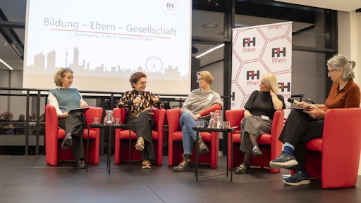  Bei der ersten Jahrestagung „Bildung – Eltern – Gesellschaft“ an
der Pädagogischen Hochschule Wien diskutierten Expertinnen auf dem
Podium über Herausforderungen und Chancen der Elternkooperation im
urbanen Bildungsraum.