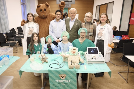 https://www.apa-fotoservice.at/galerie/39644 Kindern die Angst
vor Arztbesuchen oder einem Aufenthalt im Krankenhaus zu nehmen –
das ist das zentrale Anliegen der Aktion „Teddybär-Krankenhaus“. Von
Dienstag, dem 2. Dezember 2025, bis Donnerstag, dem 4. Dezember
2025, öffnet das Spital in der Kammer für Ärztinnen und Ärzte in
Wien seine Türen für alle Teddys, Kuscheltiere und Puppen.