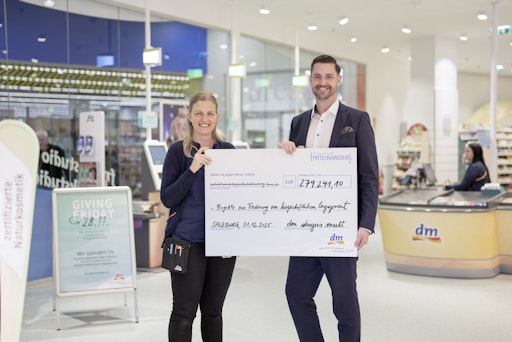 Christian Freischlager, Mitglied der Geschäftsleitung, und
Melanie Sonnenwald, stellvertretende Marktleitung im kürzlich neu
eröffneten dm Markt Wals, freuen sich über ein neuerliches
Rekord-Spendenergebnis.