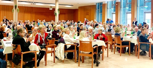 Vorschau Bild von Im Haus Döbling haben die Häuser zum Leben und die
Pensionist*innenklubs für die Stadt Wien* den Internationalen Tag
des Ehrenamts begangen. Die Veranstaltung stand ganz im Zeichen des
Dankes an jene Menschen, die mit ihrem freiwilligen Engagement die
30 Häusern zum Leben und 135 Pensionist*innenklubs bereichern und
noch l(i)ebenswerter machen.