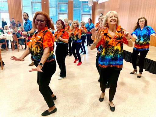 Vorschau Bild von Die ehrenamtlichen Mitarbeiter*innen begleiten bei Alltagswegen,
führen Gespräche, lesen vor, unterstützen bei neuen Technologien
oder gestalten gemeinsame Aktivitäten. Manche wirken in Tanz- oder
Musikprojekten wie der Werder Klub.Band oder der Trommelbewegung
mit, andere engagieren sich in der Lernhilfe für Kinder im Rahmen
der Flüchtlingshilfe oder in der Hospizbegleitung im Haus Döbling.