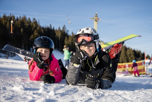 Vorschau Bild von Pistenspaß in der Oststeiermark für die ganze Familie. Am 14.
Dezember 2025 fahren die Kinder beim FamilienSkiTag sogar gratis.
