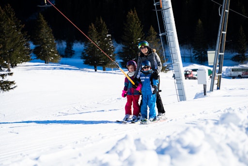 Vorschau Bild von Pistenspaß in der Oststeiermark für die ganze Familie. Am 14.
Dezember 2025 fahren die Kinder beim FamilienSkiTag sogar gratis.