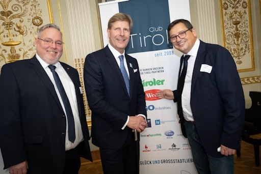 Vorschau Bild von v.l.: Christoph Handl (Standortleiter Wedl Wien), Julian
Hadschieff (Humanocare) und Harald Stani (Verkaufsleiter Wedl Wien)