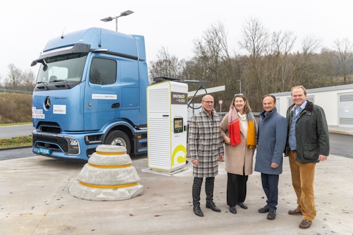 Bei der Eröffnung des Ladeparks in Regau (v.l.n.r.): Thomas
Landsbek, CEO SMATRICS EnBW, Sonja Pickhardt-Kröpfel, Stadträtin
Vöcklabruck, Peter Harringer, Bürgermeister Regau und Hauke
Hinrichs, COO SMATRICS EnBW und CEO SMATRICS