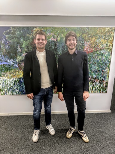 Benjamin Oberhauser und Fabian Lechner direkt nach dem
Notartermin in Bozen. Der offizielle Einstieg von Oberhauser
markiert den Ausbau der technischen und digitalen Innovationskraft
von Speed U Up im italienischen Alpenraum.