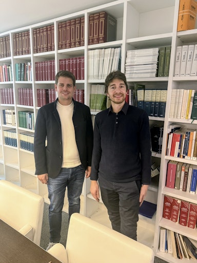 Vorschau Bild von Beim Notariat in Bozen: Fabian Lechner und Benjamin Oberhauser
nach der formellen Vertragsunterzeichnung. Mit der neuen
Co-Geschäftsführung stärkt Speed U Up seine Präsenz in Südtirol und
baut Tech-, Data- und Innovationskompetenz weiter aus.